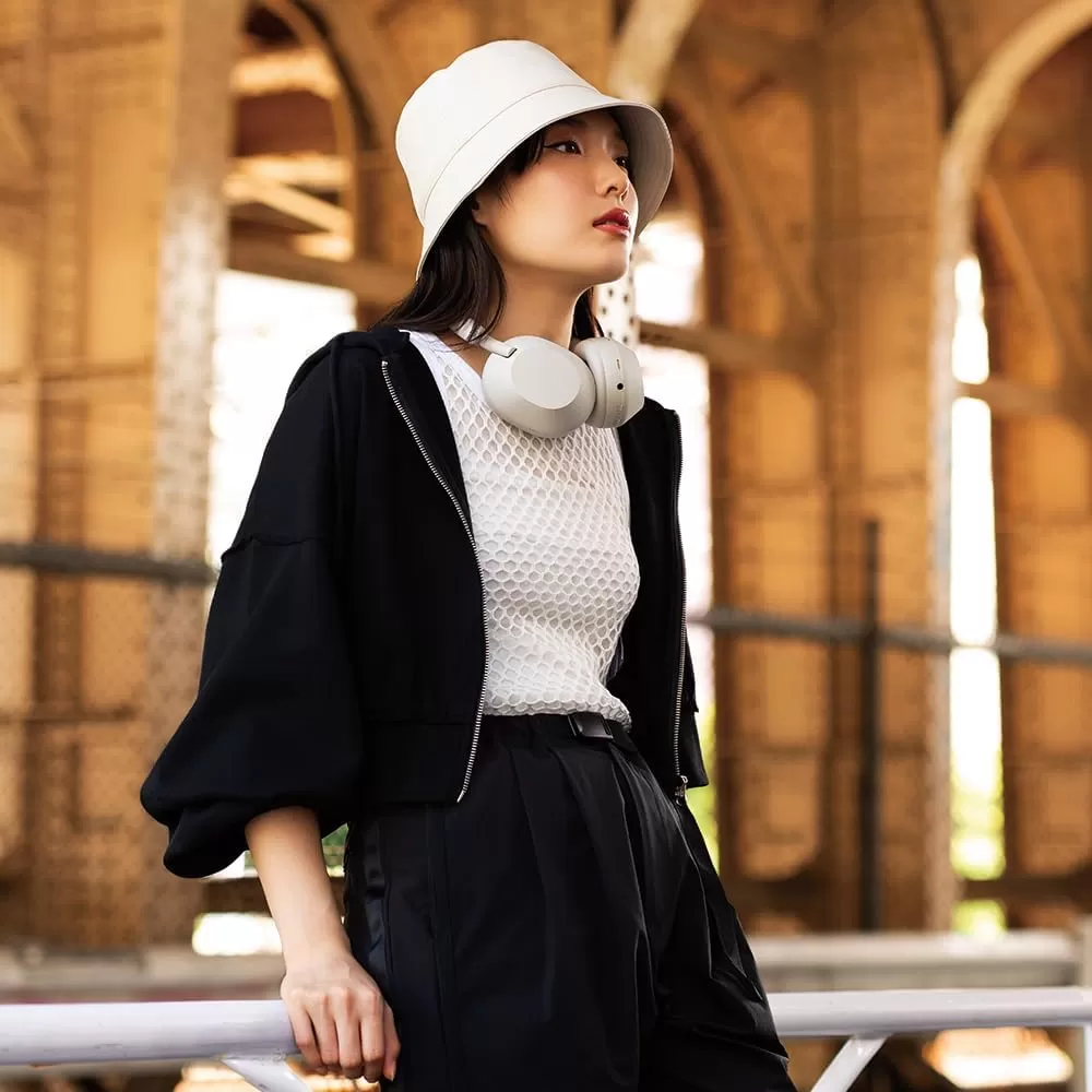 Sony WH-1000XM5 Noise Canceling Wireless Headphones - 30hr Battery Life - Over-Ear Style - Optimized for Alexa and Google Assistant - Built-in mic for Calls - Silver