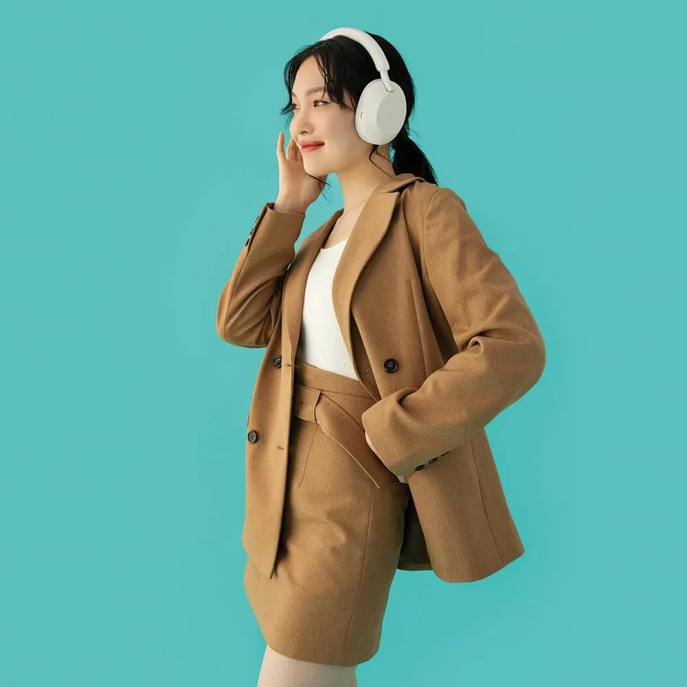 Sony WH-1000XM5 Noise Canceling Wireless Headphones - 30hr Battery Life - Over-Ear Style - Optimized for Alexa and Google Assistant - Built-in mic for Calls - Silver